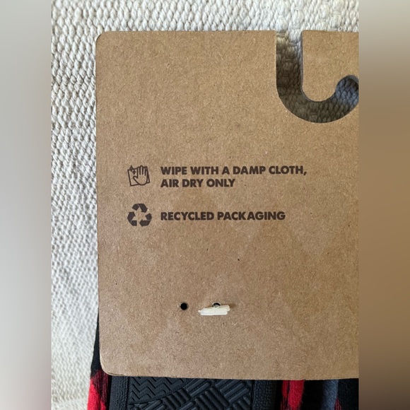 Dakota Kids Slippers. Size: 4/5 - Picture 8 of 8